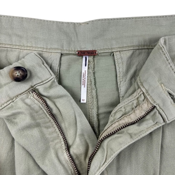 Free People Billie Chino Olive Green Pleated Shorts - Size 12 - Picture 3 of 6